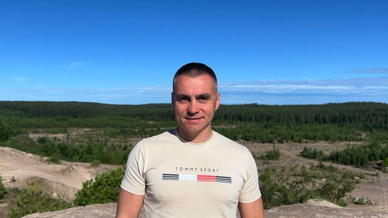 Меня зовут Александр Котин, мне 40 лет, я бизнесмен, отец троих детей и человек который любит жизнь.