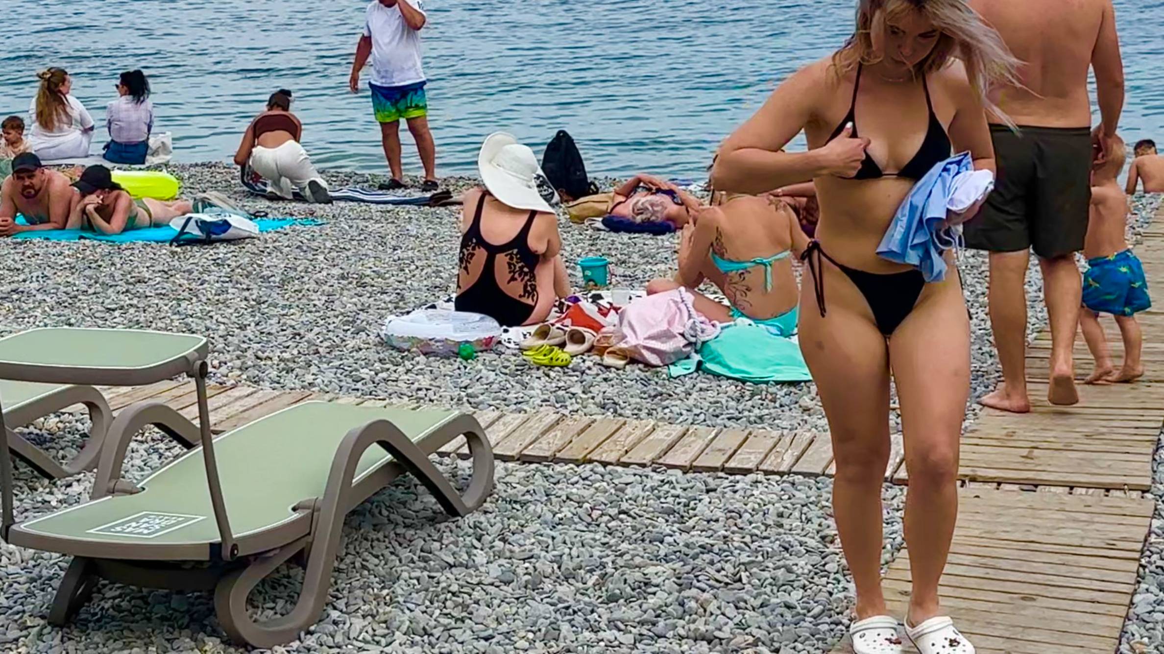 Крым. Что с пляжами в Отрадном. Холодное море. Цены в кафе "Валентина". Открытие пляжа "Таврида Бич"