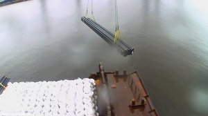 Работа на портальном кране 2 ( погрузка баржи )