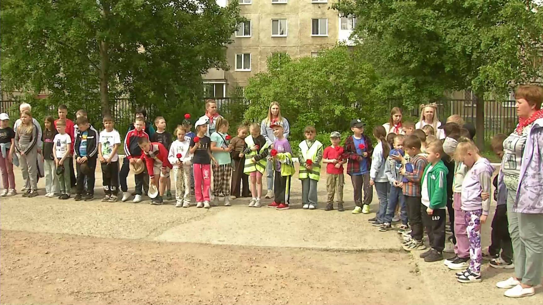 «Дорога длиною в четыре года»: торжественная линейка памяти и скорби состоялась в школе № 13