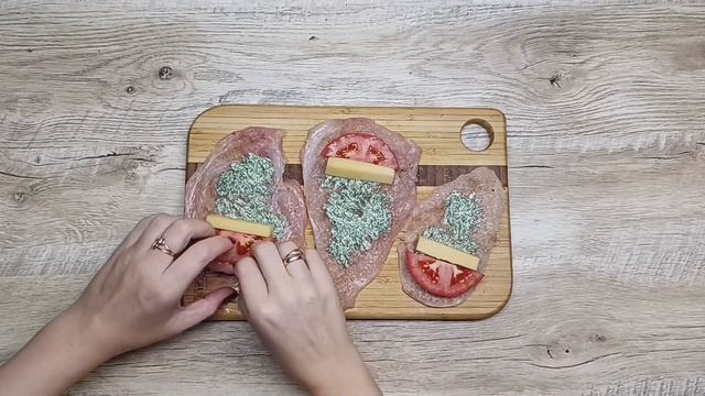 КАК ПРИГОТОВИТЬ КУРИНЫЕ РУЛЕТИКИ В СЛИВОЧНОМ СОУСЕ? Вкусный ужин в духовке, с помидорами и сыром!