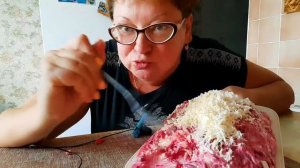 Она была под шубой,но это ей не помогло 🤣/Селедка под шубой ну вкусненьно получилось/Мукбанг