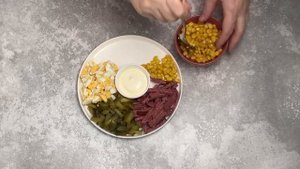 КАК ПРИГОТОВИТЬ САЛАТ ЗАКУСОЧНЫЙ С КОЛБАСОЙ И СОЛЕНЫМИ ОГУРЦАМИ? Просто, быстро и невероятно вкусно!
