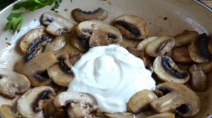 Грибы под сырным соусом