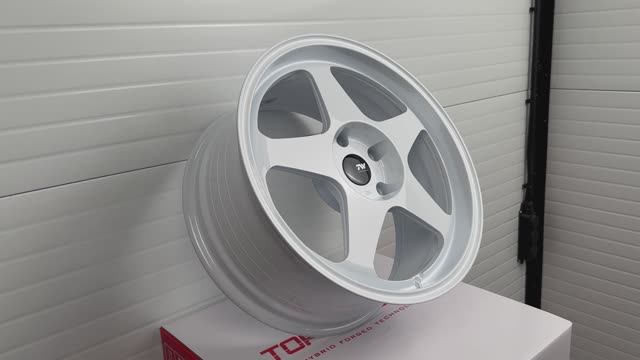 Topwheels GT06 18 8.5J +32 5X120 72.6 вес 9,1kg White