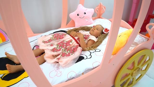 Диана и Рома Диана играет с забавными воздушными шариками