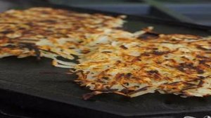 Картофельные оладьи с яйцом и авокадо