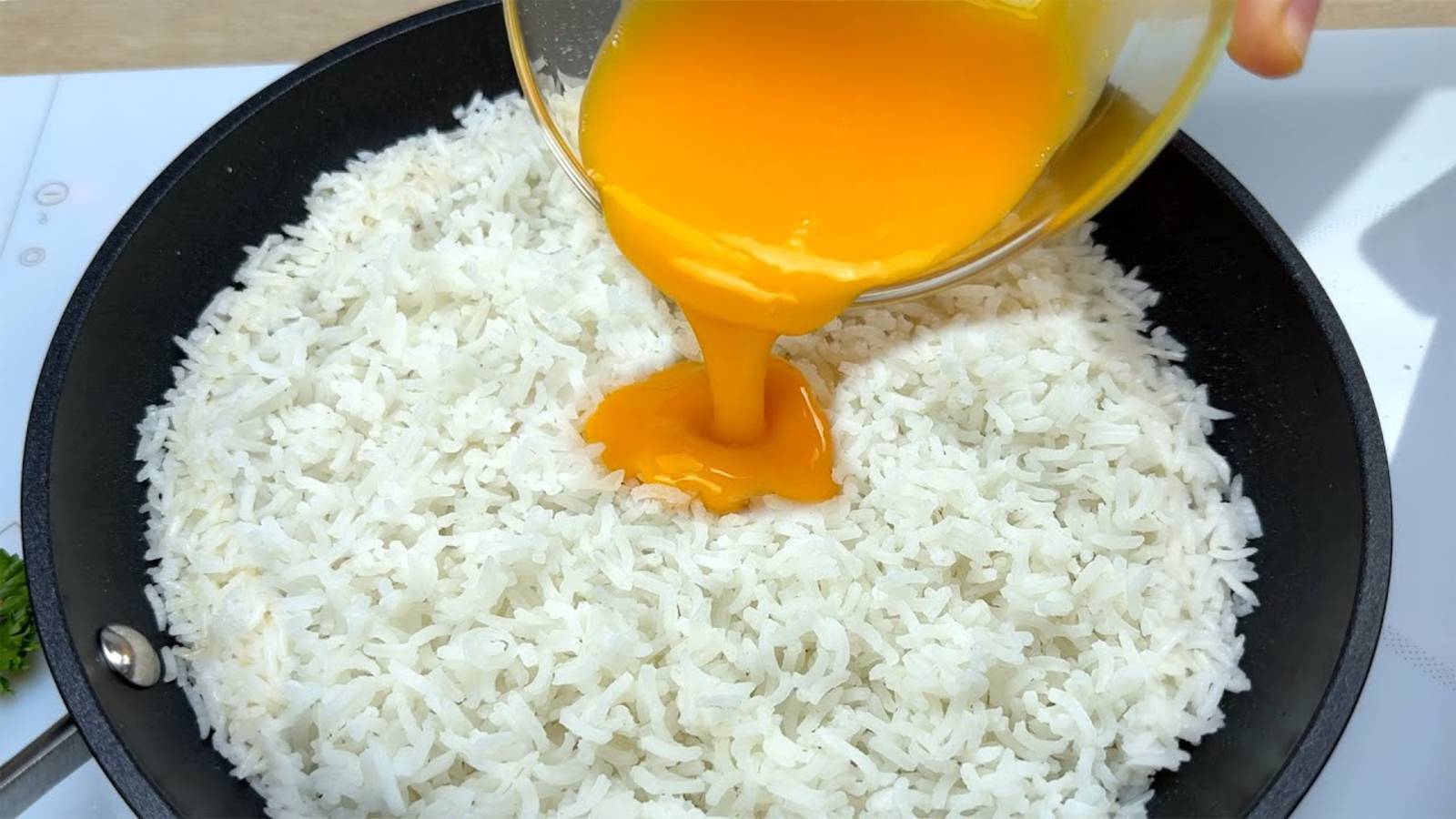 Этот рецепт риса и яиц настолько вкусный, что я могу готовить его каждую неделю