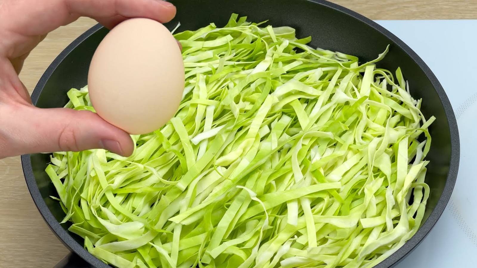 Этот рецепт капусты и яиц настолько вкусный, что я могу готовить его каждую неделю!