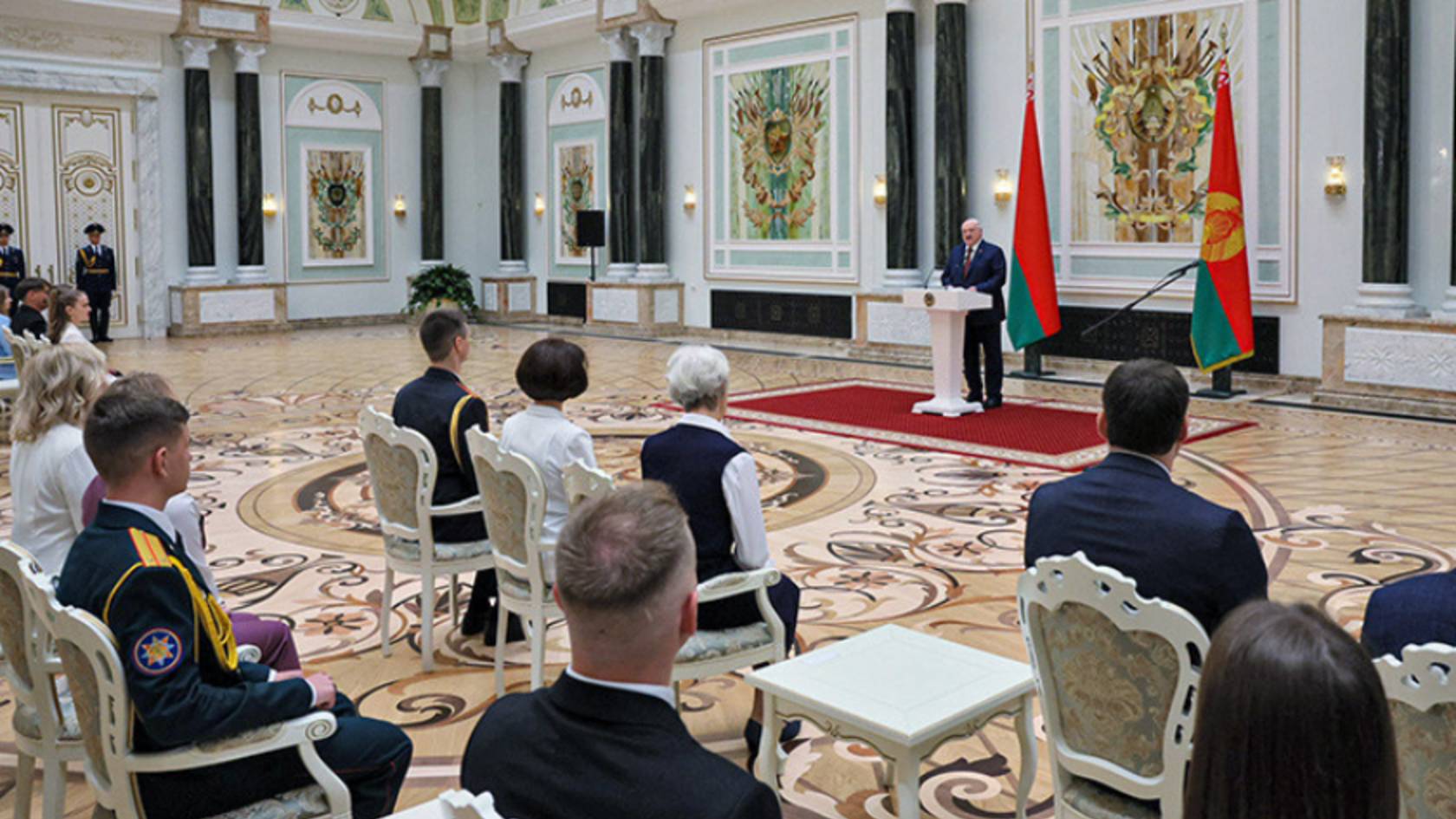 Александр Лукашенко наградил лучших выпускников вузов Беларуси