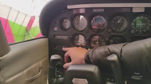 Приборы в кабине самолета Cessna 172