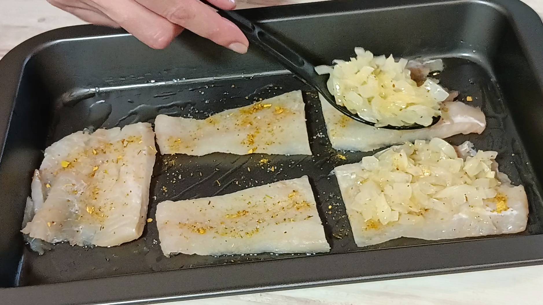 Лучший рецепт запеченной рыбы в духовке. Дешево и полезно! Сочный и нежный минтай в духовке