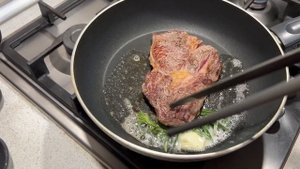 КАК ПРИГОТОВИТЬ СТЕЙК С КРОВЬЮ ИЗ ГОВЯДИНЫ? На сковороде, вкусное, насыщенное и сочное мясо на ужин!