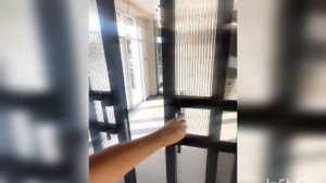 Стеклянная раздвижная перегородка с черной фурнитурой