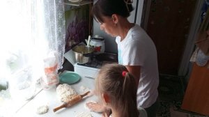 Сходили в школу.На кухне,готовим..Жарим с дочкой пирожки.Обзор покупок.