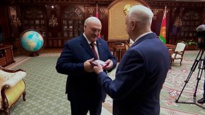 Глава СКР вручил президенту Белоруссии медаль ведомства в честь 80-летия Великой Победы