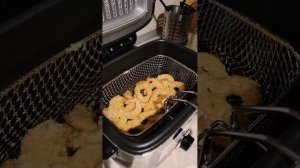 Ультракомпактная фритюрница Tefal Mini Fryer — идеальна для маленькой кухни. 
Размером как тостер.