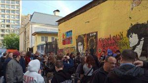 Фанаты Цоя в его день рождения собрались у обновленной стены на Арбате