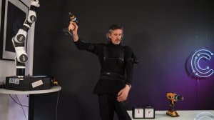 Эксперимент с экзоскелетом COMAU MATE: использование шуруповёртов для обеспечения нагрузки