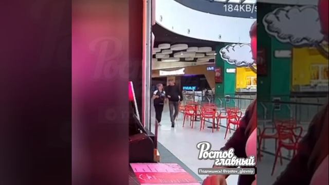 Кинула в лицо: на фудкорте в ТЦ "Мегамаг" девушка швырнула в лицо продавцу лапшу.