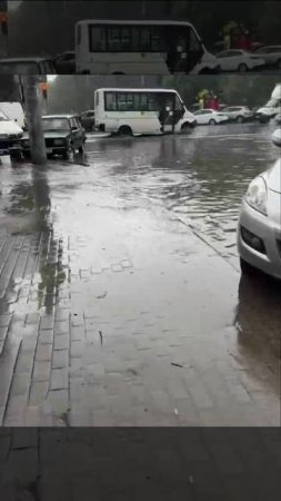 Не проехать: улицу Олега Дундича затопило водой.