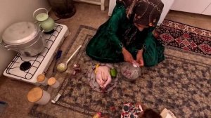 Продолжается строительство доильной станции. Тайяба ждет детей.