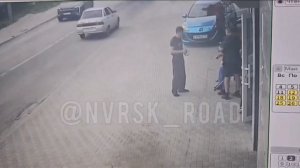 В Новороссийске отлетевшее колесо едва не задело парня, но тот успел дважды увернуться.