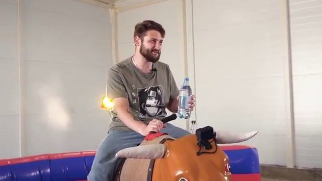 КТО ДОЛЬШЕ продержится на МЕХАНИЧЕСКОМ БЫКЕ тот...