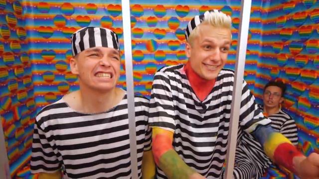 БРУНО - BRUNO -ОГРОМНЫЙ ПОПИТ запер нас в POP IT ТЮРЬМЕ! смотреть онлайн