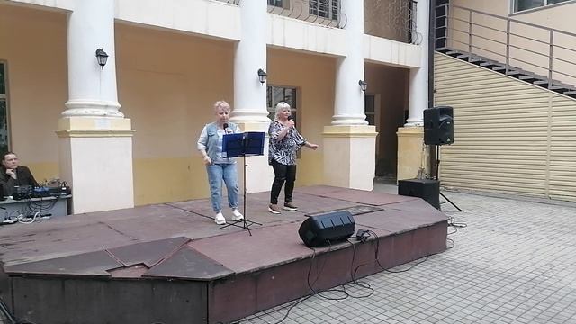 Дарите женщинам цветы