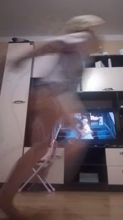 я вам показываю как прижиматься только простите то что за мной бежит сестра☹️