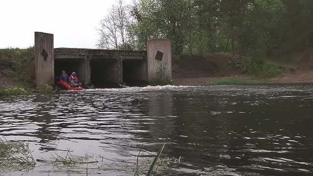 ФИНСКАЯ ПЛОТИНА, КИЛЬНУЛИСЬ НА РАСЧЕСКЕ. СТОЯНКА У РУЧЬЯ. СПЛАВ ПО РЕКАМ ДЫМОВКА ВУОКСА. ЧАСТЬ 1 смотреть онлайн