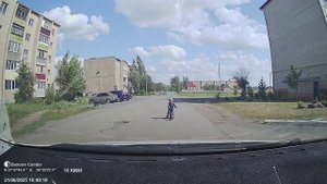 Ребенок выехал на велосипеде под колеса автомобиля.