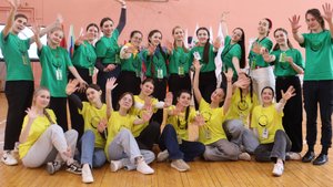 На галстуках и флагах расплескалась... (Механик)