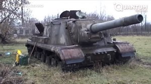 Специалисты вытаскивают танк второй Мировой войны из реки.