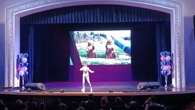 "Родина моя," Роберт Рождественский, Давид Тухманов. 
София Иванова, 11 лет.