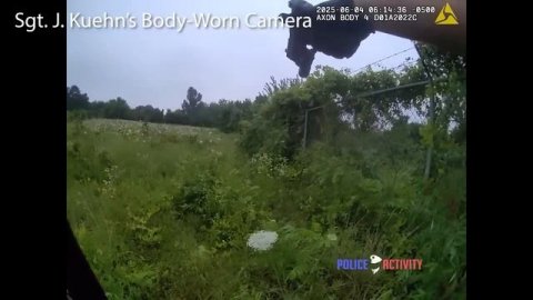 Полицейский застрелил вооруженного голого подозреваемого после преследования