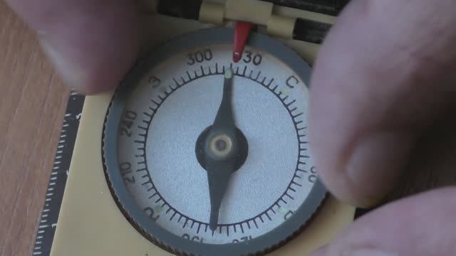 Помните число на компасе
 и не заблудитесь в лесу!