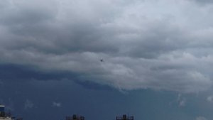 Сухой-Суперджет 100 резко уходит от грозы при взлете.