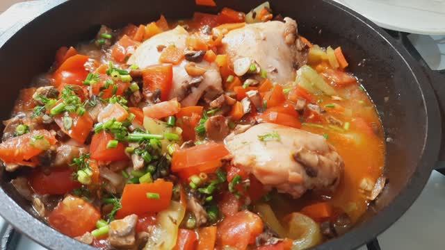 Куриные бёдра, тушёные в овощах. Удобное блюдо, в одной сковороде. Вкусно и полезно.