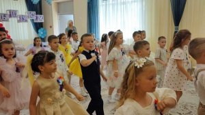 Танец "Я самая, ты самая..." на выпускном празднике.