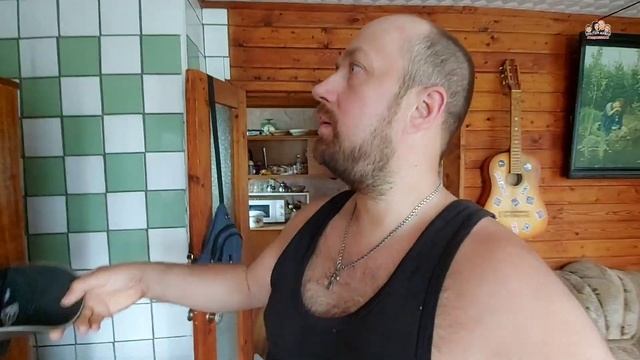 На своём участке работа всегда найдётся/Подвязываем огурцы/Чистим бассейн лопатой/Срубили яблоню