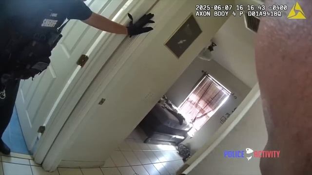 Заместитель шерифа округа Ориндж застрелил человека, который напал на него с ножом