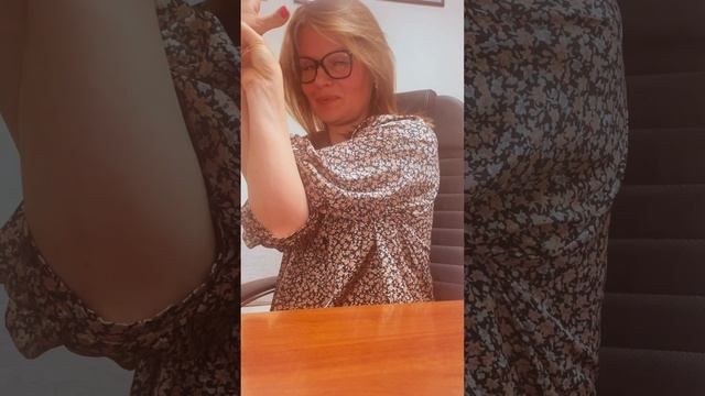 Спасите свою спину: 2 асаны прямо на рабочем месте