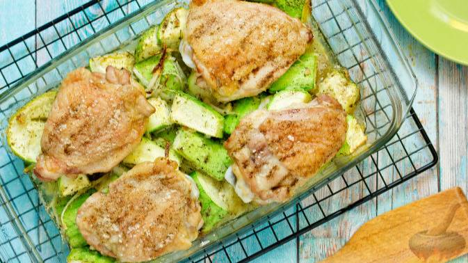 Вкусно и очень вовремя. КУРИЦА С КАБАЧКАМИ В ДУХОВКЕ