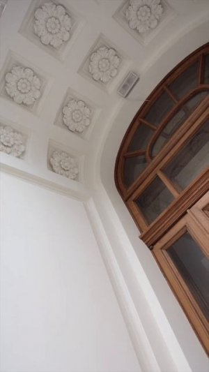 Книжный шкаф