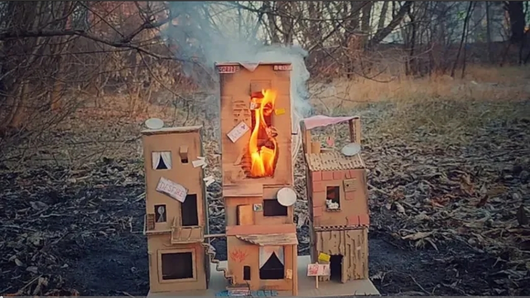 Горят фавелы из картона!