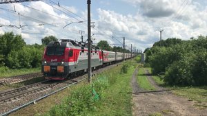 Электровоз ЭП1М-812 с пассажирским поездом №347Й Уфа - Санкт-Петербург проходит станцию Окская