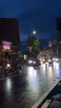 Было красочно: масса байкеров вчера вечером устроили заезд по Воронежу.