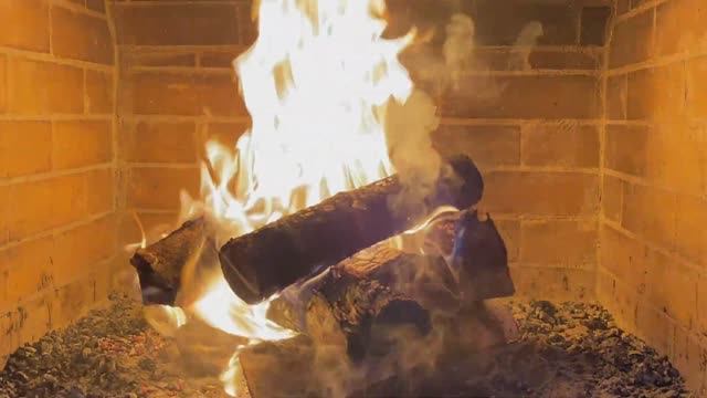 Тёплые объятия камина: медитативный огонь